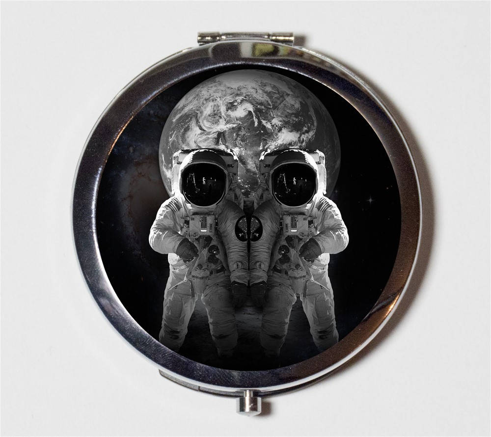 Astronaut Skull Illusion Compact Mirror - Metamorphic Outerspace Optical Space Travel - Make Up Pocket Mirror for Cosmetics