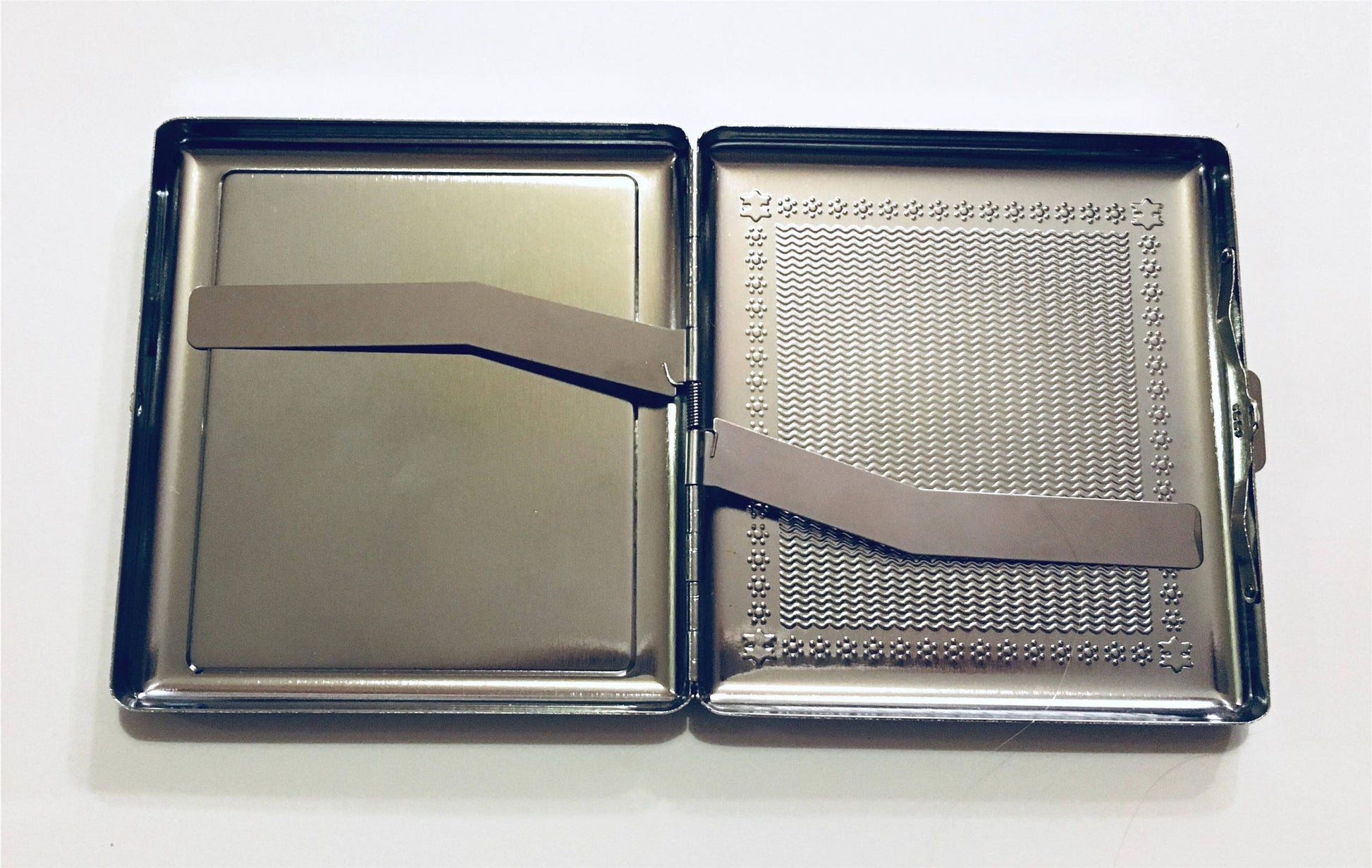 UFO Pulp Cigarette Case Business Card ID Holder Wallet Retro Kitsch Flying Saucer Alien Extraterrestrial Sci Fi
