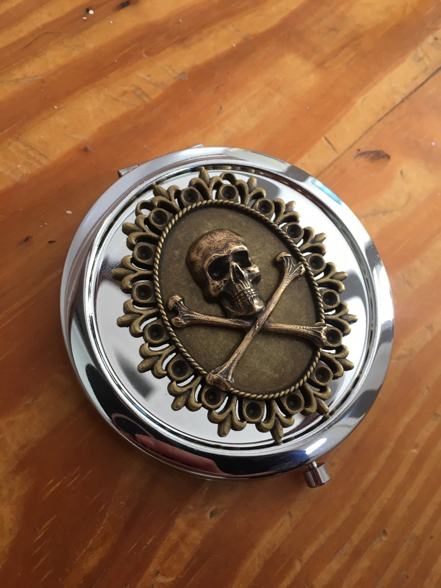 Memento Mori Compact Mirror - Skull and Crossbones - Make Up - Cosmetics - Pocket Mirror