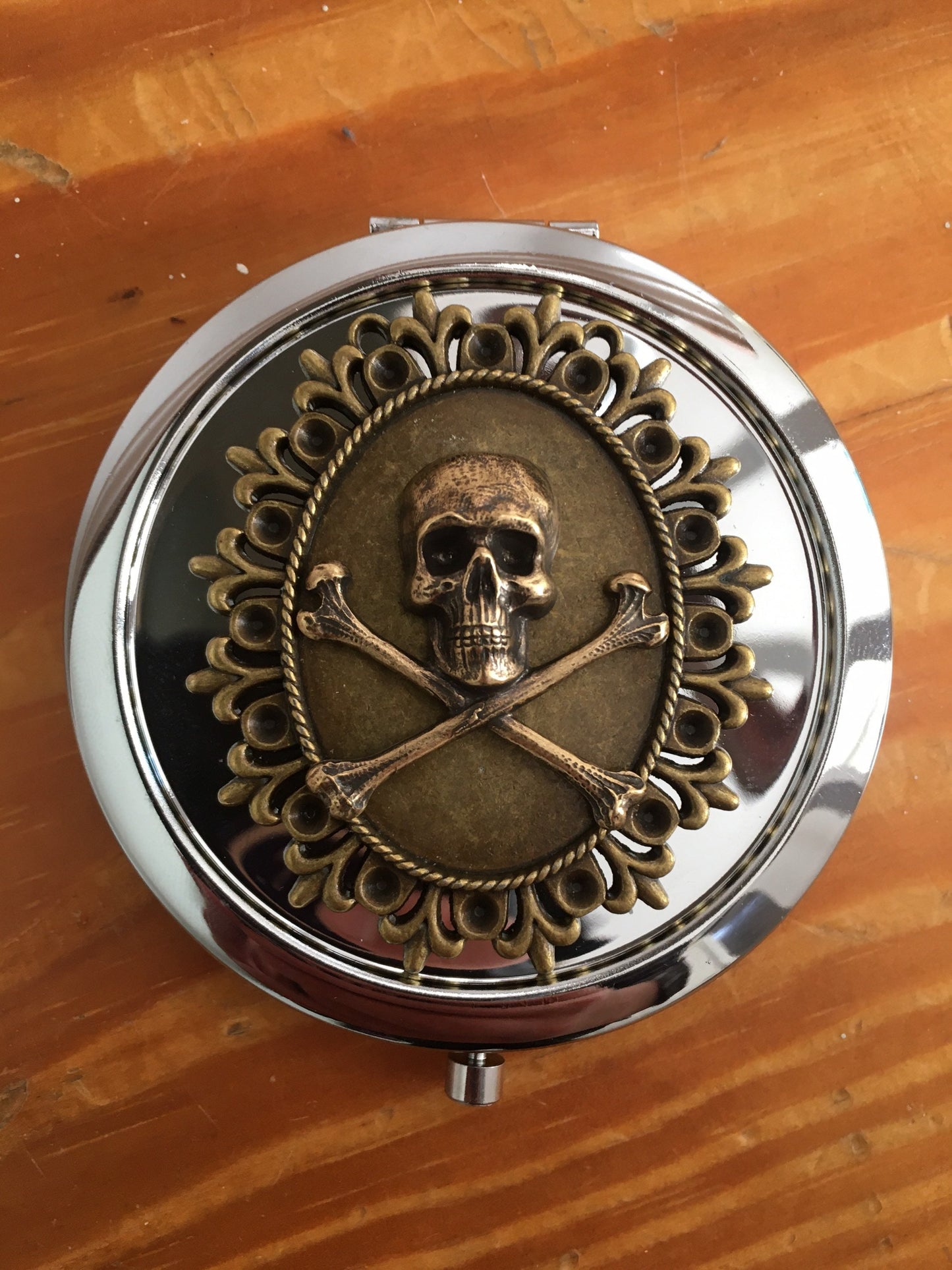 Memento Mori Compact Mirror - Skull and Crossbones - Make Up - Cosmetics - Pocket Mirror